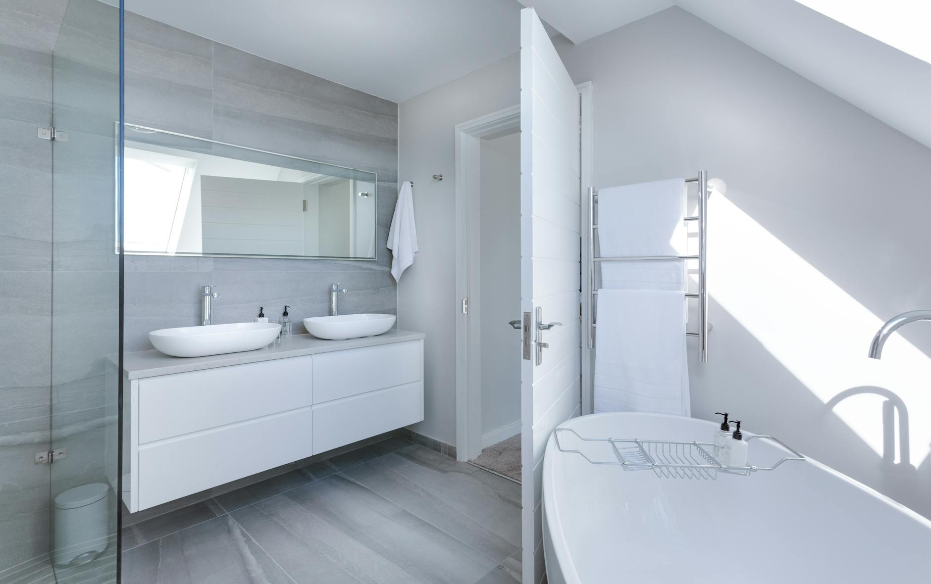 Best Way to Clean Shower: Easy Tips for a Sparkling Bathroom