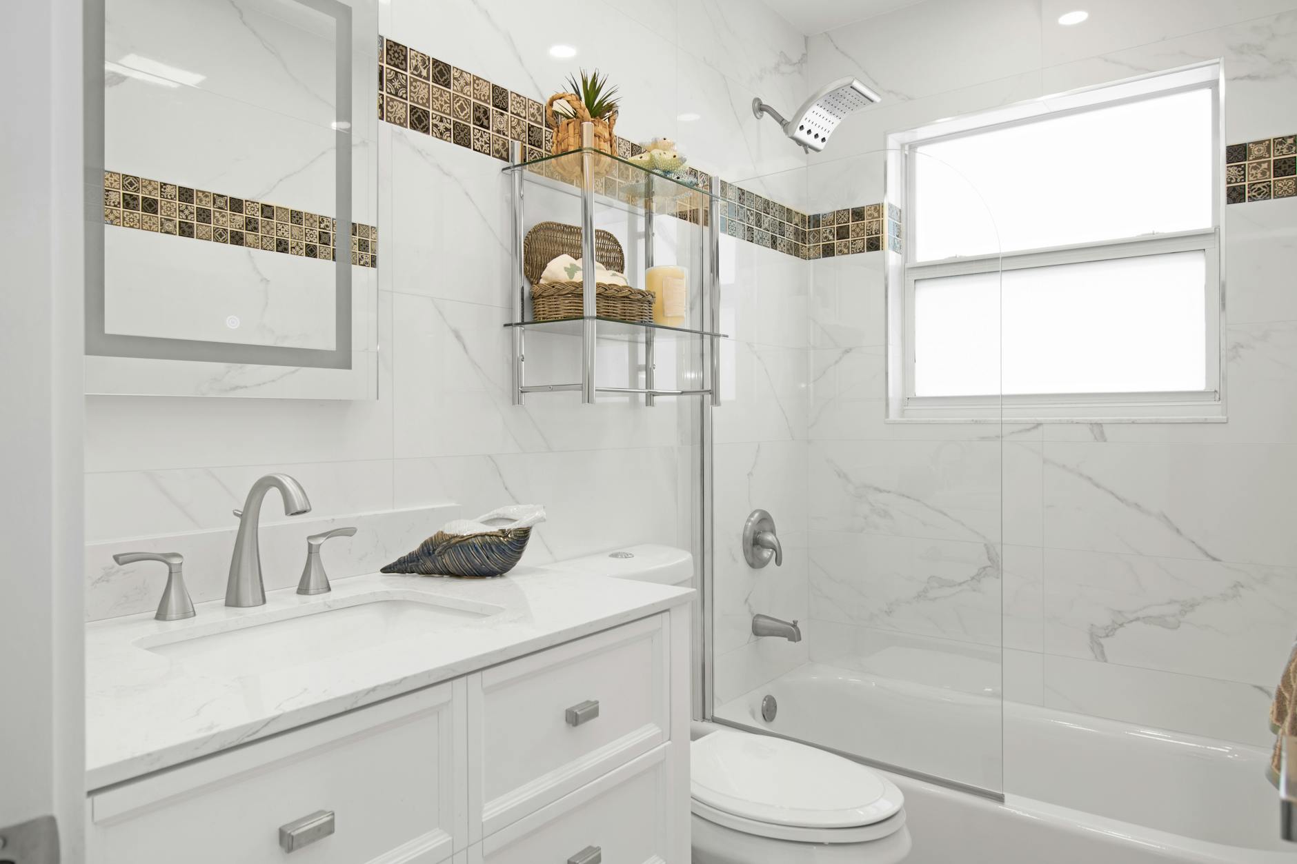 Top Bathroom Ideas for Small Bathrooms with Showers in 2025