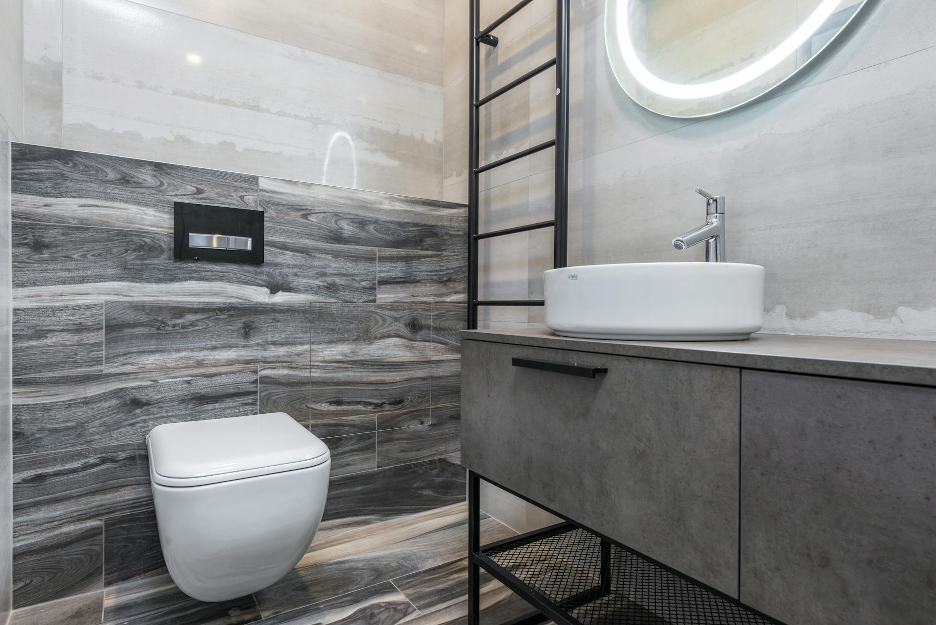 Top Bathroom Ideas for Small Bathrooms with Showers (2025)